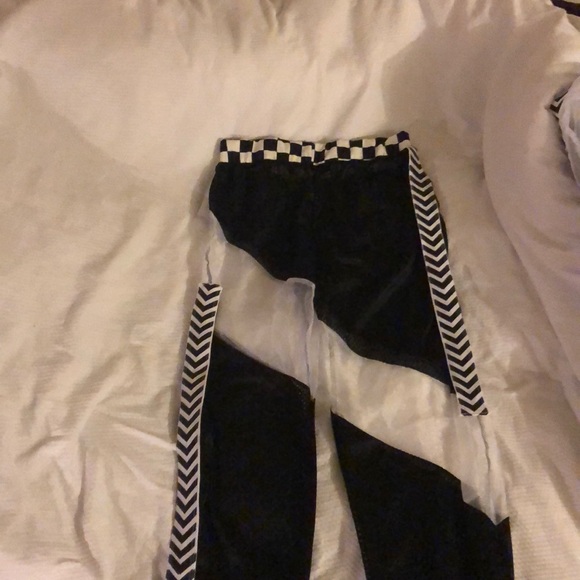 U O Medium pants and cover top - Picture 4 of 6